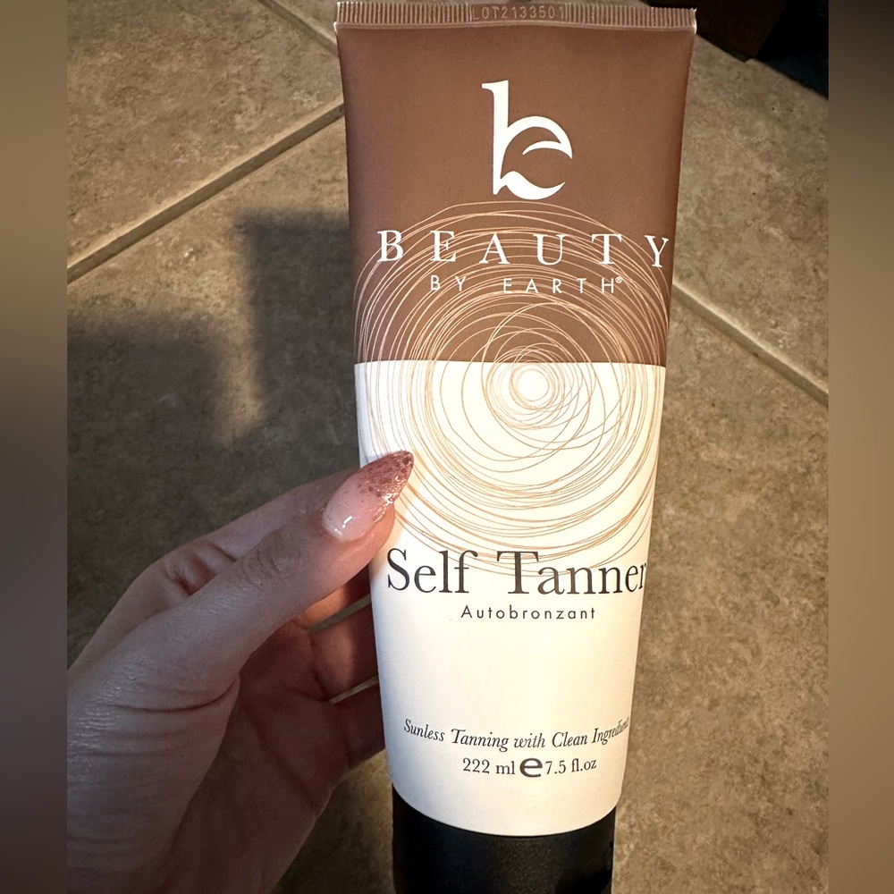 NEW Beauty by earth self tanning lotion light to medium